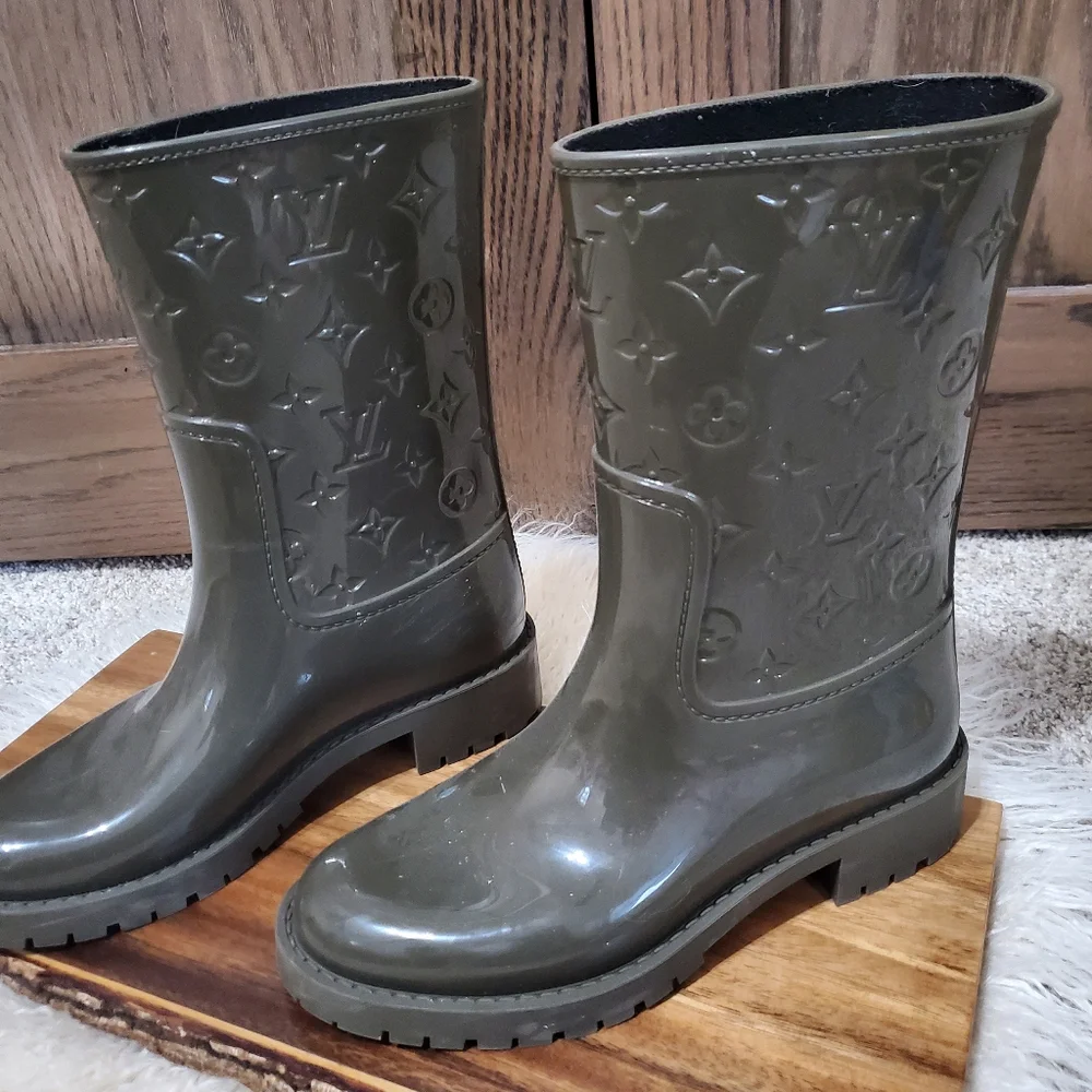 Louis Vuitton Green Winter Rain Boots with Iconic Monogram - Picture 5 of 5